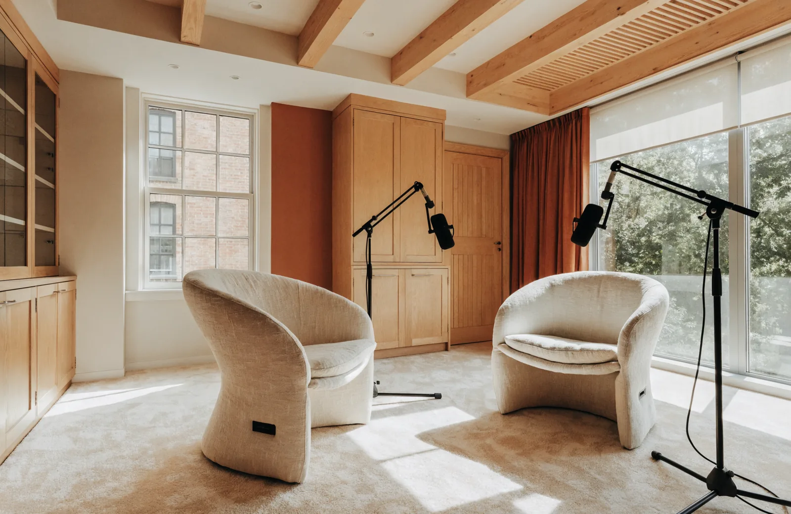 Illustration IA : espace chaleureux de conversation avec deux microphones.