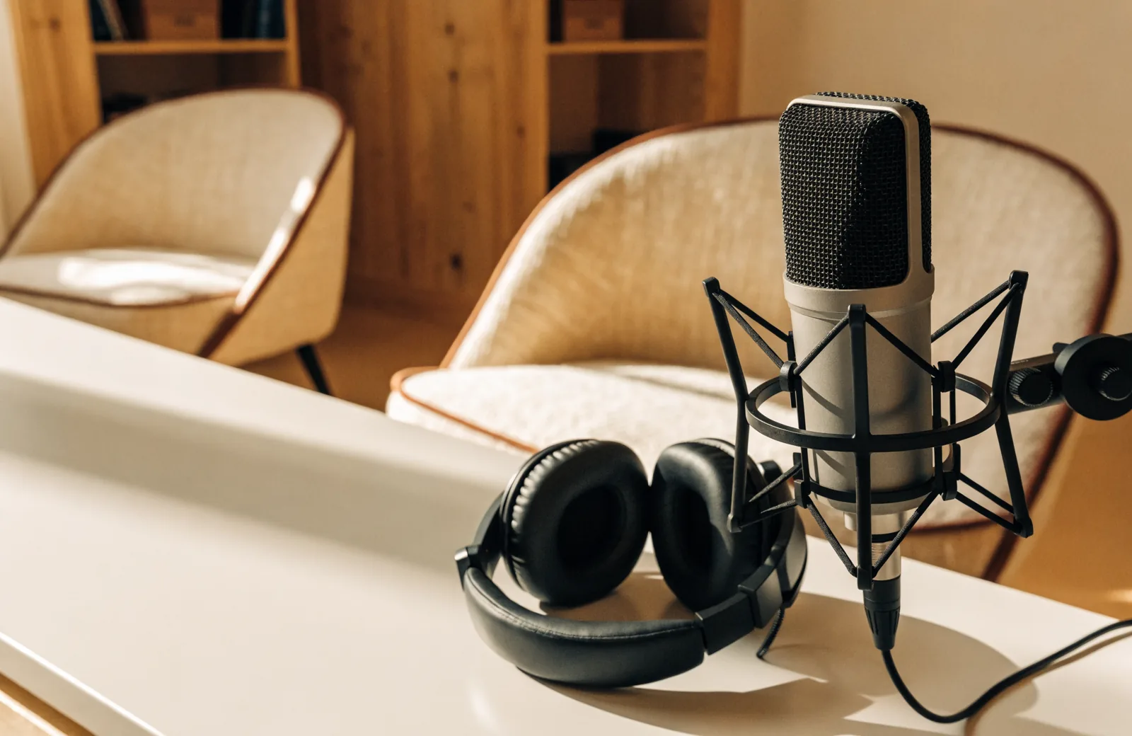 Illustration IA : microphone et casque dans un espace de podcast.