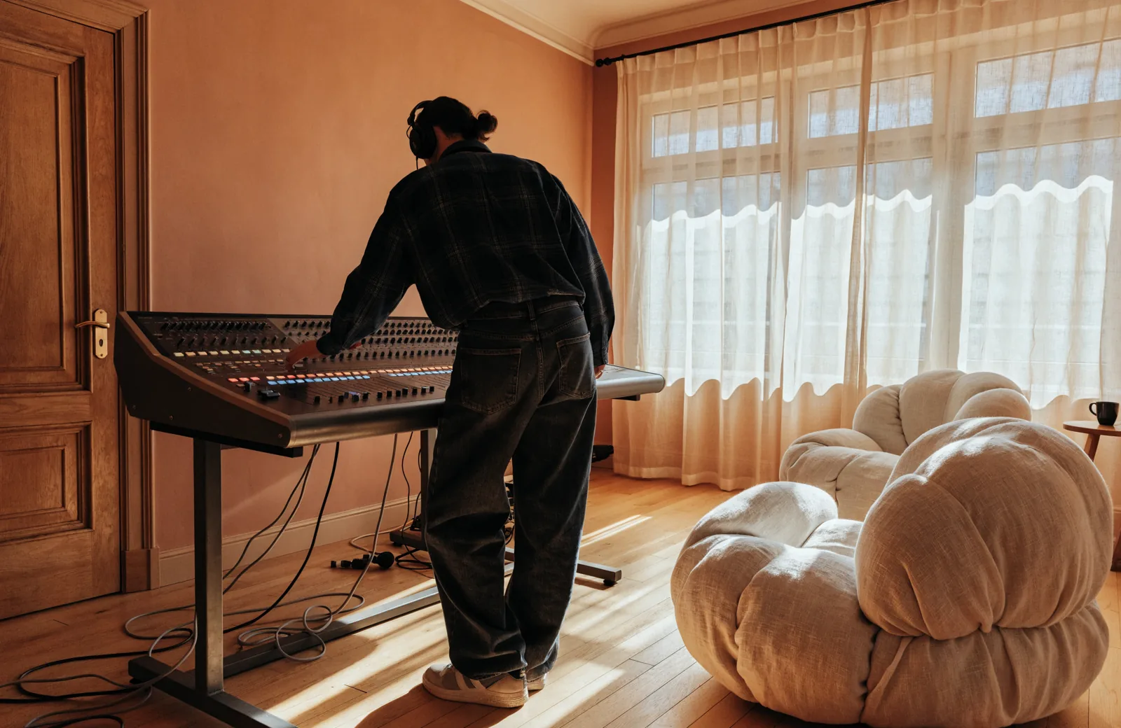 Illustration IA : technicien préparant une console audio.